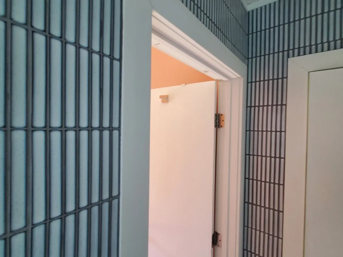Vertical stack tile and trim detail